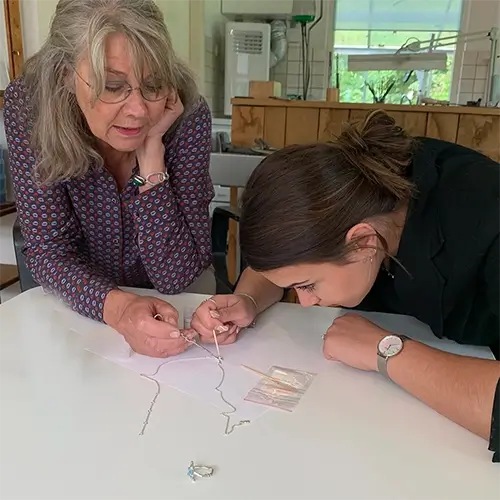 De liefdevolle herinnering, de as, kan zelf worden toegevoegd aan het sieraad