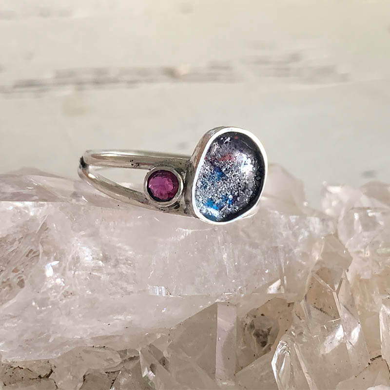 Ring met emaille en as erin verwerkt. Met geboortesteen