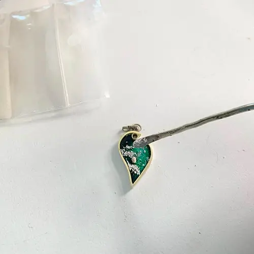 as in een hanger met emaille