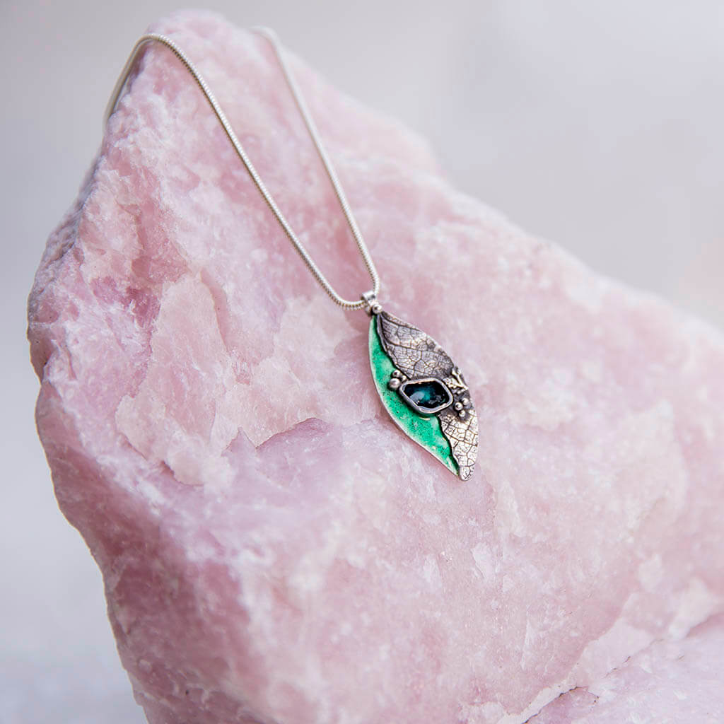 Moedermelk sieraad, BeLeaf hanger met emaille.