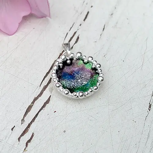 Ashanger Polka Dots met emaille en as erin.