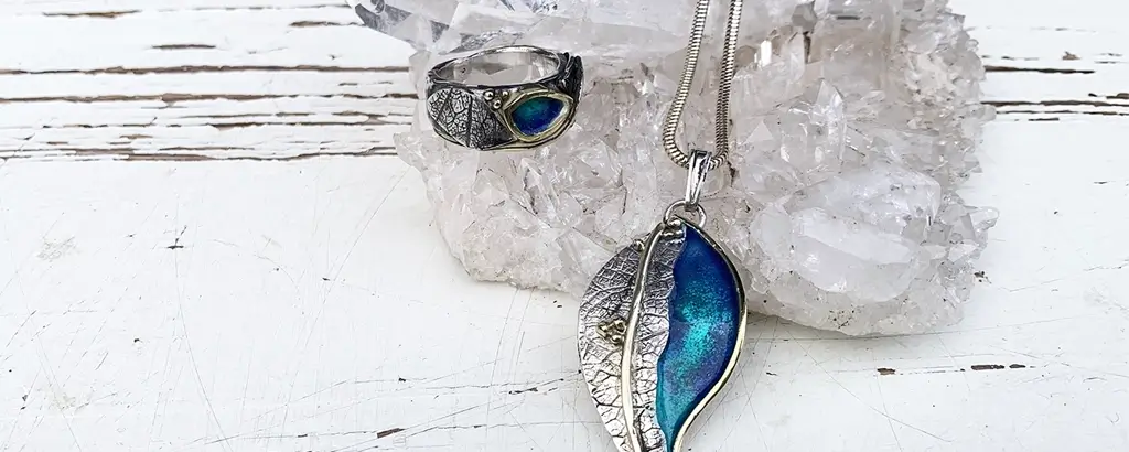 meerdere gouden ringen versmelten tot een nieuw sieraad