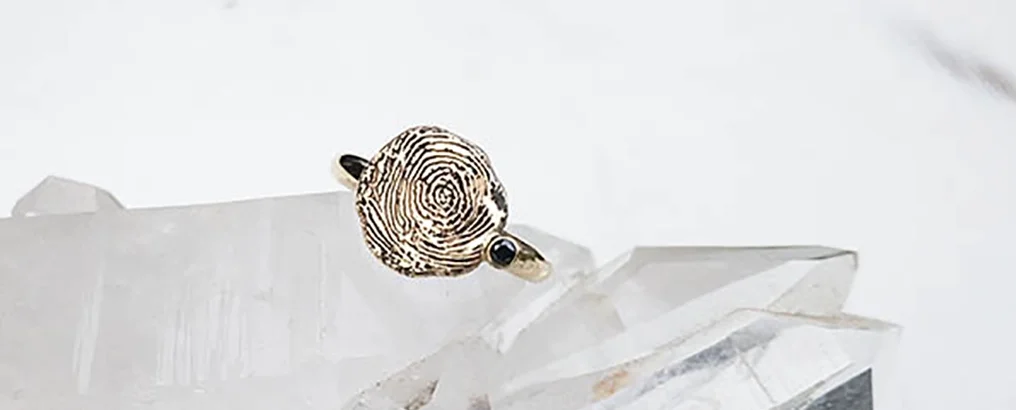 Trouwring verwerkt tot een nieuwe ring met vingerafdruk