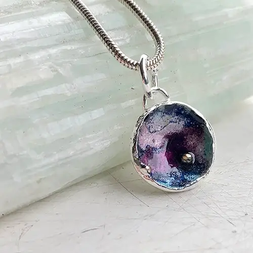 Uniek emaille voor je gedenksieraad