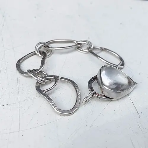 Geboortesteen bergkristal in een schakelarmband