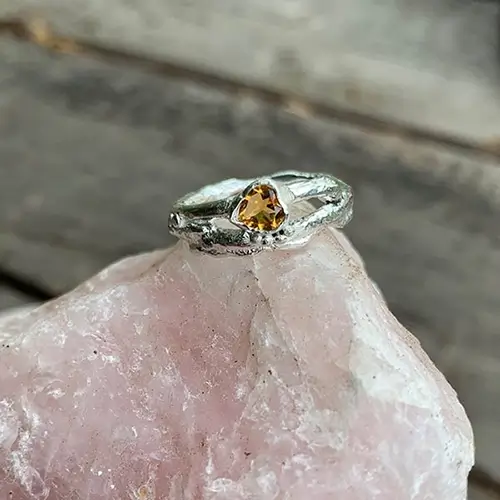 Citrien in een zilveren ring