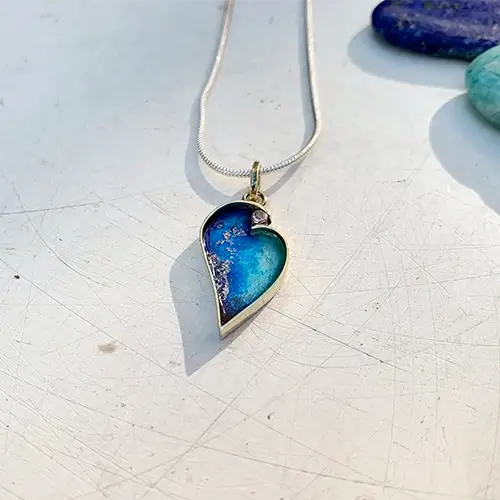 Hartvormige gedenkhanger met emaille, as en geboortesteen