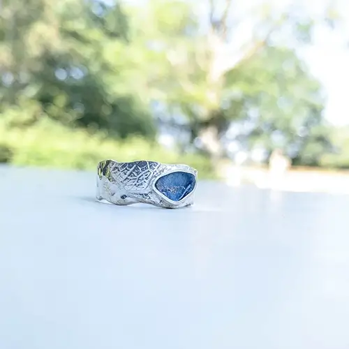 Gedenksieraad, een ring in de BeLeaf serie met emaille.