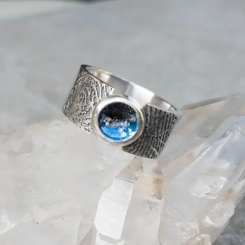 Gedenkring met vingerafdruk en as