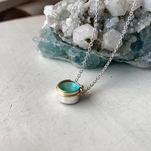 Ketting met dierbaar goud uit een erfenis erin verwerkt.