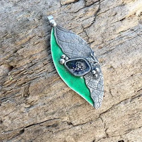 Gedenkhanger met as en bladnerf