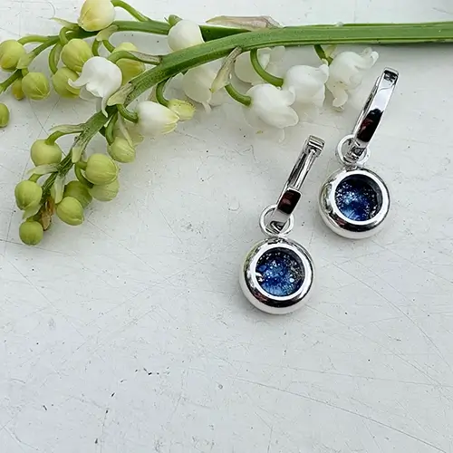 gedenksieraad, oorbellen met emaille en as