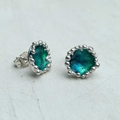 gedenksieraden, oorstekers met emaille