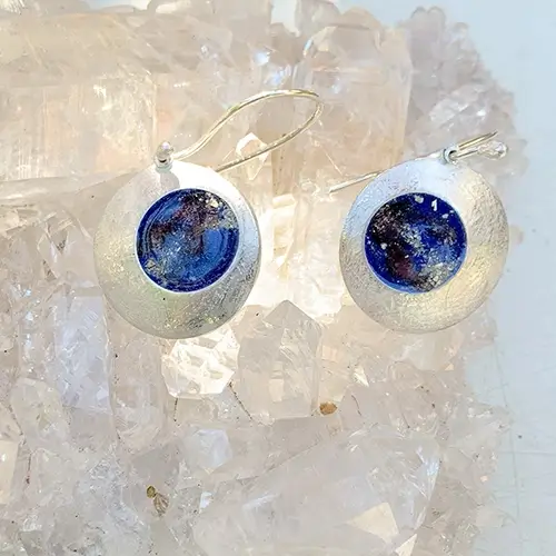 Gedenk-oorbellen met emaille en as