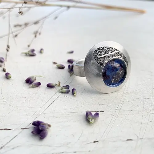 Zilveren ring met vingerafdruk en as