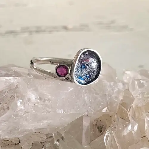 Ring met robijn. In de ring is emaille met as verwerkt.