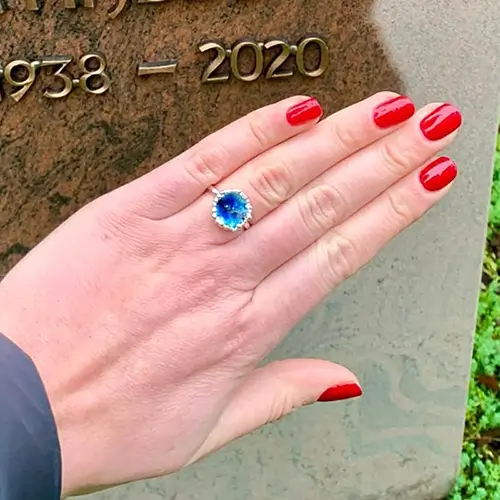 Gedenksieraad, een ring in de polka dots serie met emaille.