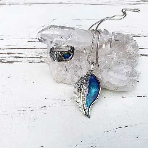 Gedenksieraad met emaille, dat is gebakken glas