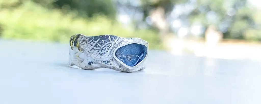 Kleurrijk gedenksieraad met glas en as