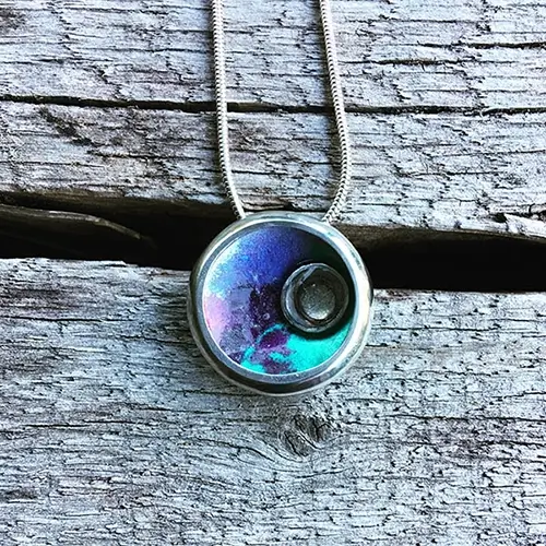 Kleurrijke hanger met haarlokje