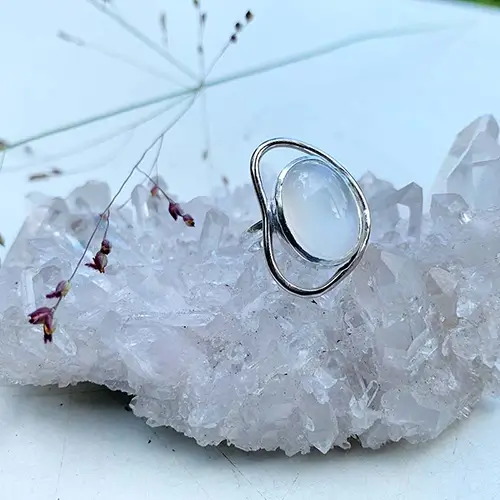 Een ring met de geboortesteen van juni, de maansteen.