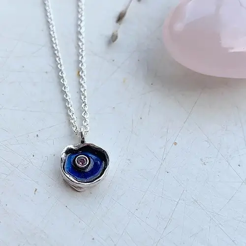 Roze toermalijn in een hanger met emaille