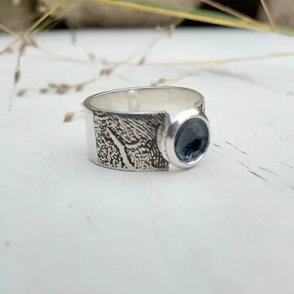 Een lasergravure voor de gedenkring met as