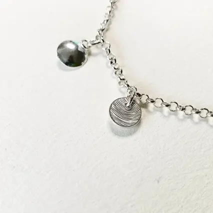 Handgravure van een vingerafdruk in een bedelarmband